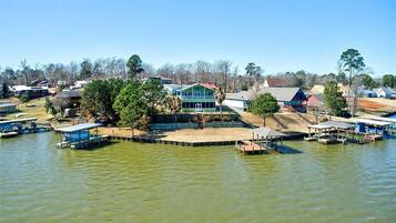 Une propriété au bord du lac, avec un bâtiment principal entouré de quais et de bateaux.