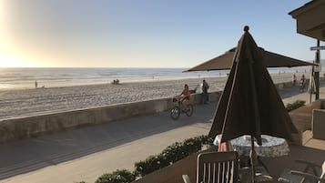 På stranden og solsenger
