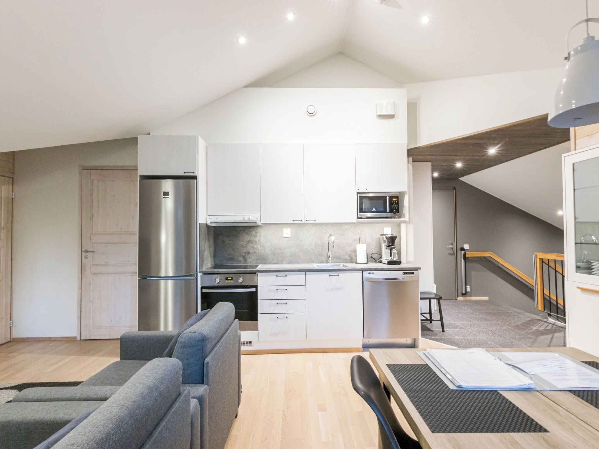 Kühlschrank, Mikrowelle, Geschirrspüler, Kochgeschirr/Geschirr/Besteck