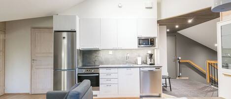 Kühlschrank, Mikrowelle, Geschirrspüler, Kochgeschirr/Geschirr/Besteck