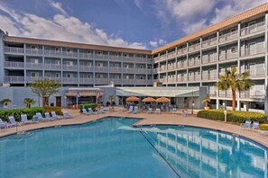 Inomhuspool och utomhuspool