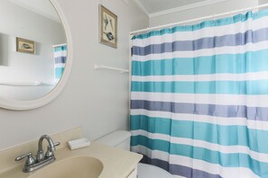 Badkar/dusch, hårtork, handdukar och tvål