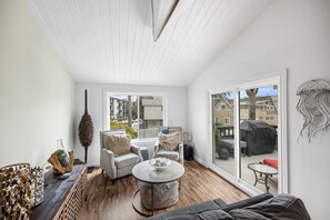 Una Smart TV, una mesa de tenis de mesa, una oficina