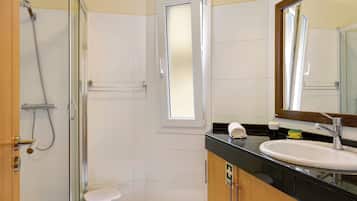 Dusche, Haartrockner, Handtücher