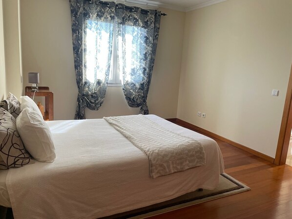 1 habitación, tabla de planchar con plancha, wifi gratis y ropa de cama 