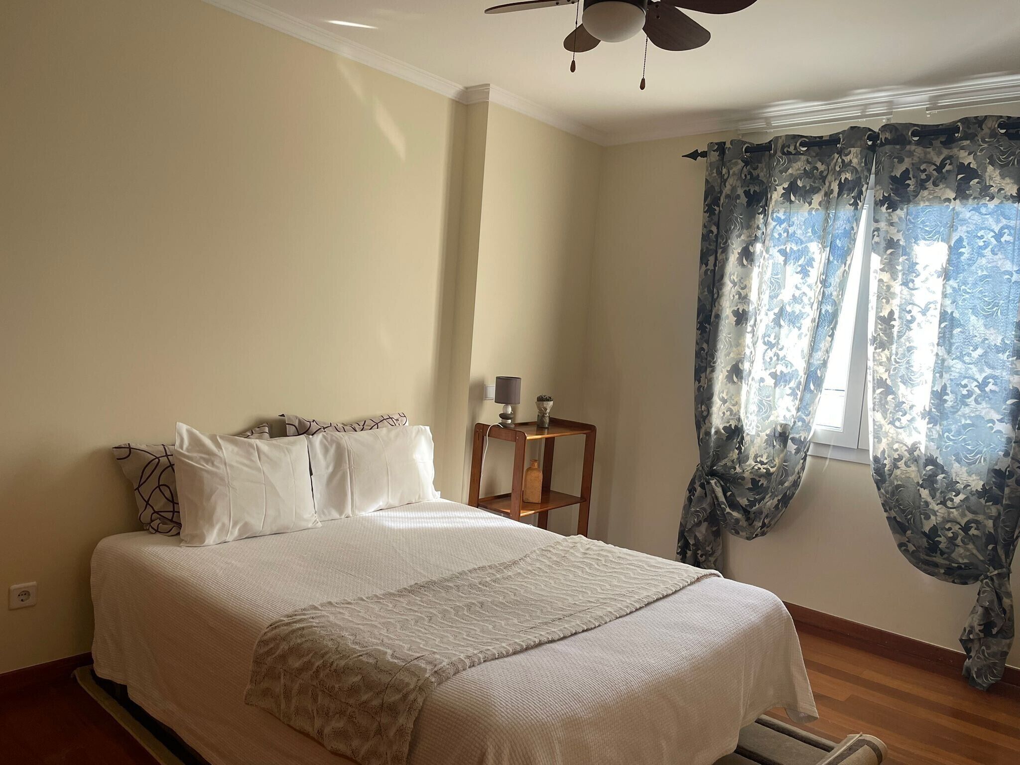 1 slaapkamer, een strijkplank/strijkijzer, gratis wifi, beddengoed