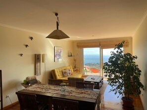 TV, DVD player - Apartamento Jade with Sea View, Wi-Fi & Balcony (Caniço)