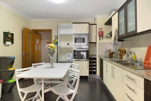 Een koelkast, een magnetron, een oven, een kookplaat