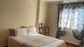 1 slaapkamer, een strijkplank/strijkijzer, gratis wifi, beddengoed