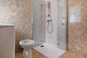 Een bad, een haardroger, handdoeken