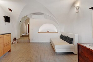 TV - Vacation Apartment Logge dei Paroloti Apt Paolo with Mountain View (Dorsino)