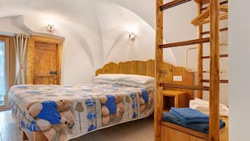 1 habitación, tabla de planchar con plancha, wifi gratis y ropa de cama