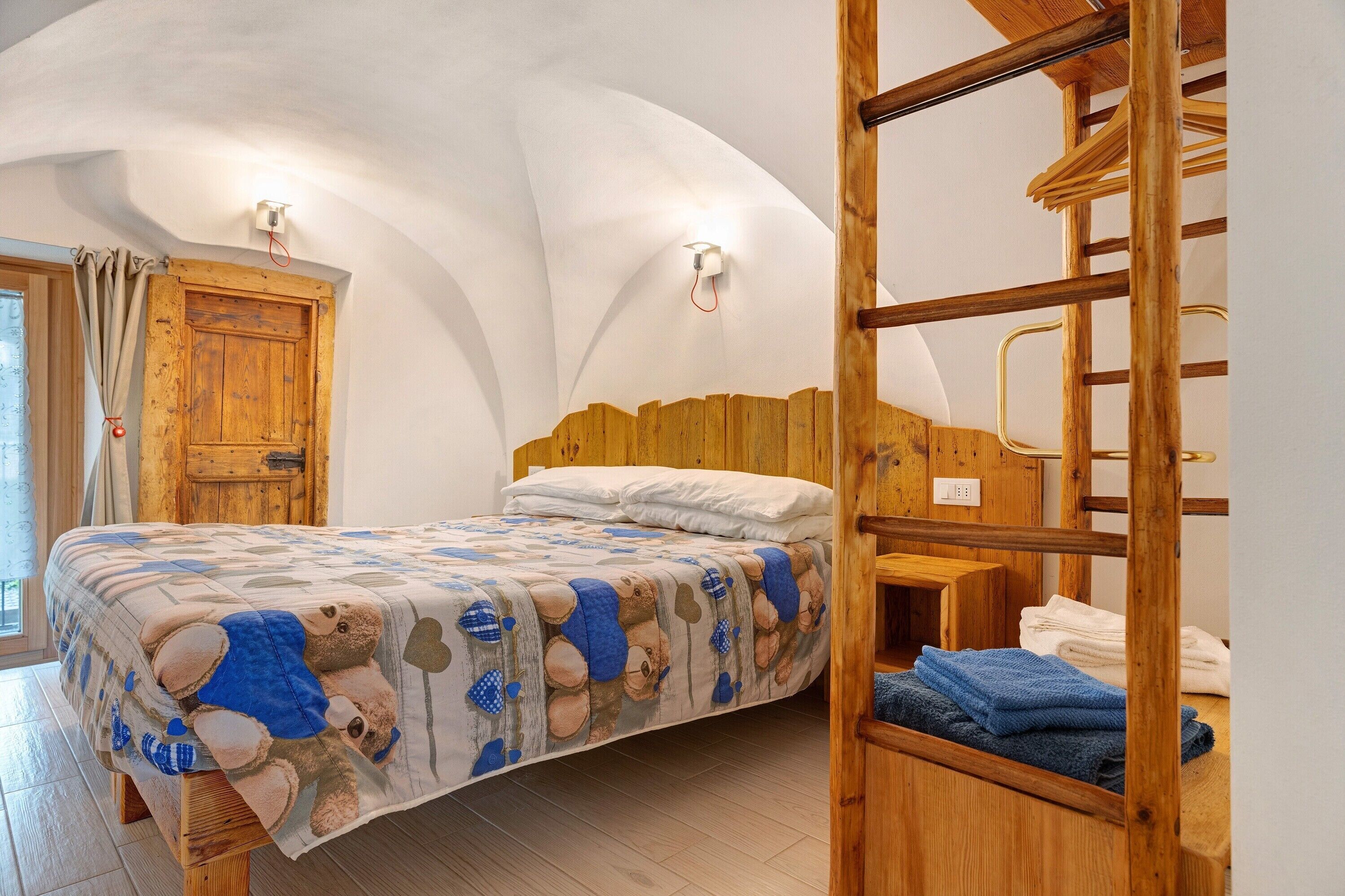 1 habitación, tabla de planchar con plancha, wifi gratis y ropa de cama 