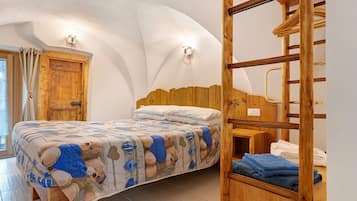 1 habitación, tabla de planchar con plancha, wifi gratis y ropa de cama