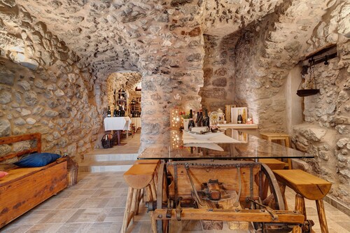 Apartment 'Logge Dei Paroloti Agnese' with Mountain View, Shared Terrace & Wi-Fi