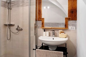 Dusche, Haartrockner, Handtücher