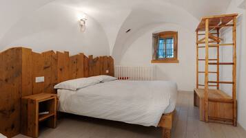 1 slaapkamer, een strijkplank/strijkijzer, gratis wifi, beddengoed