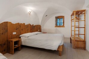 1 slaapkamer, een strijkplank/strijkijzer, gratis wifi, beddengoed