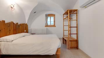 1 slaapkamer, een strijkplank/strijkijzer, gratis wifi, beddengoed