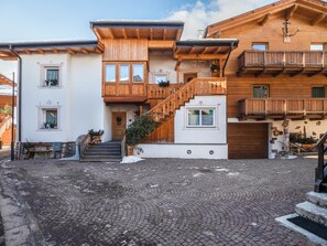 Exterior detail - Apartment "Chalet Osmar 1" with Mountain View, Wi-Fi, Garden & Terrace (Campitello di Fassa)