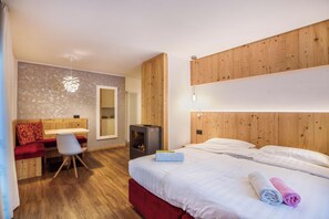 1 bedroom, free WiFi, bed sheets - Chalet "Osmar Suite 1" with Mountain View, Balcony & Wi-Fi (Campitello di Fassa)