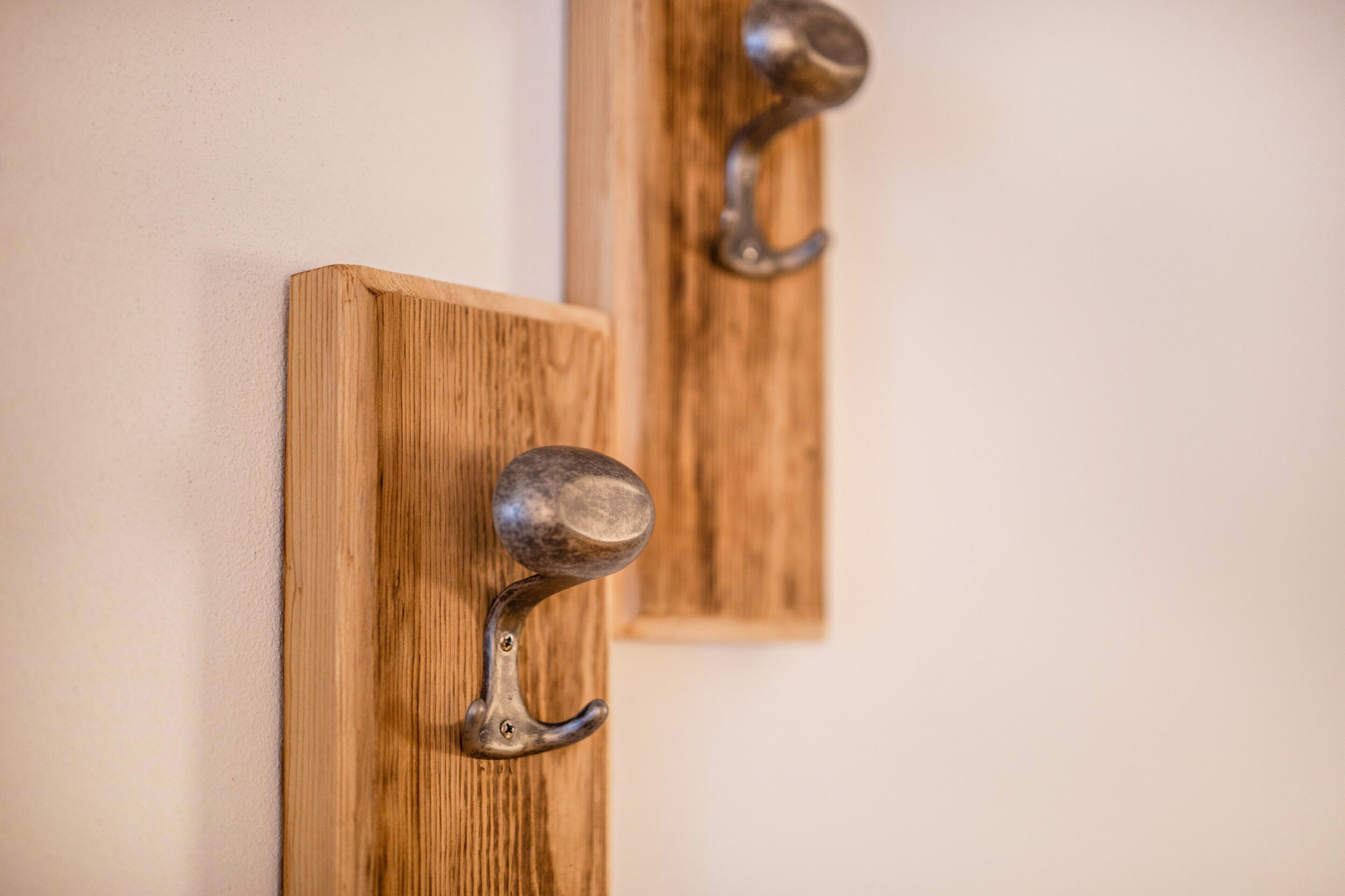 Una porta in legno con una maniglia metallica e uno specchio sopra.