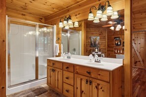 Een douche, een haardroger, handdoeken