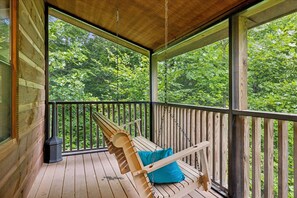 Property grounds - Lucky Cub Cabin | Hot Tub, Theater, Game Room | Sleeps 8 (Sevierville)