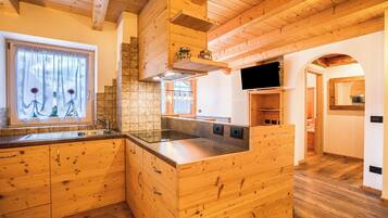 Frigorifero, microonde, forno, piano cottura