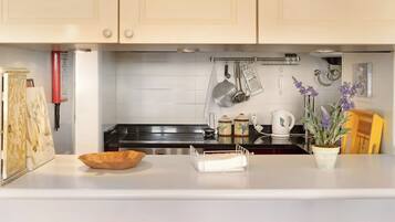 KĂŒhlschrank, Mikrowelle, Ofen, Herdplatte