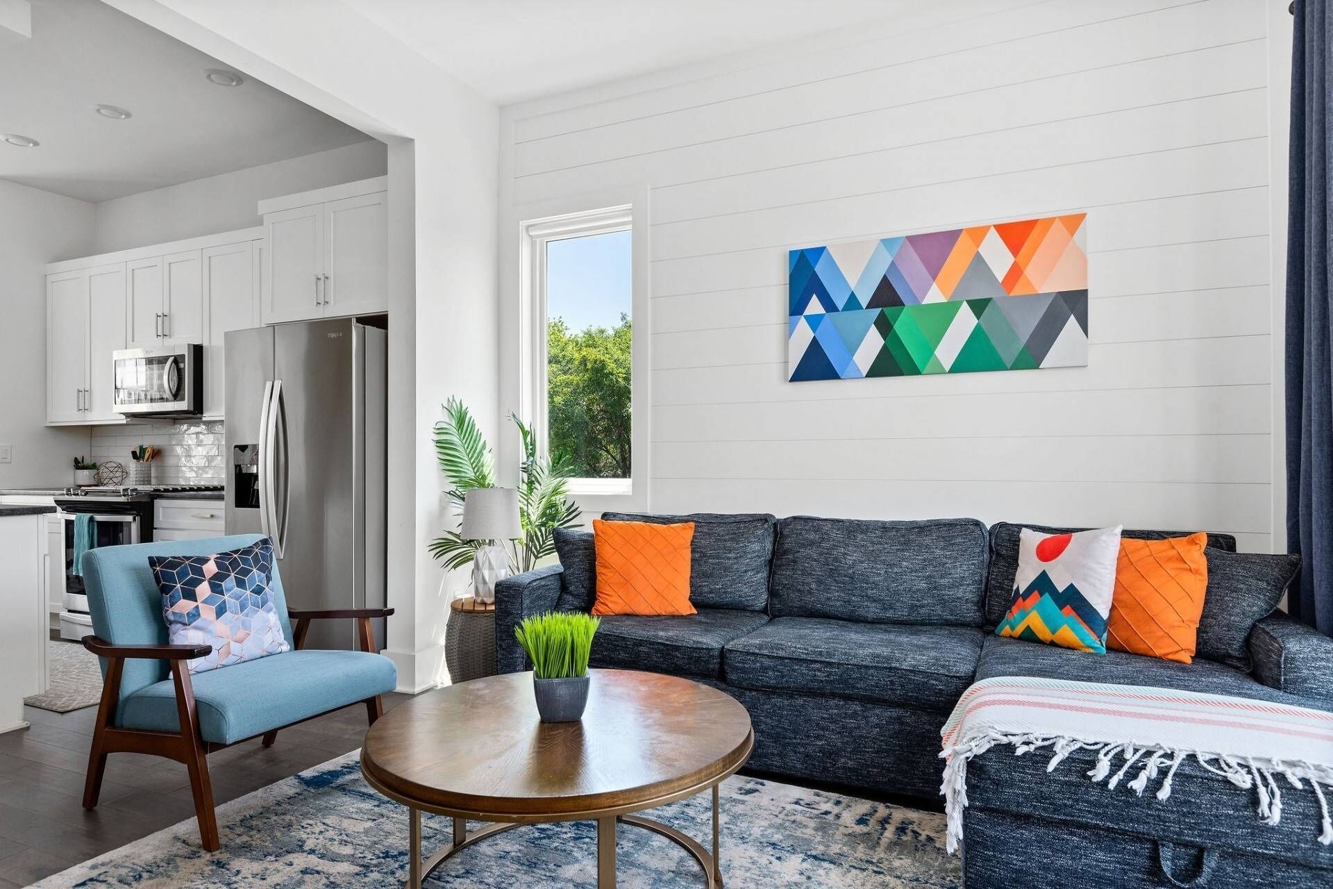 V814 ~ Super Clean Townhome w/ Garage Parking ~ 8 Min to Broadway / Downtown ~ Walk to Attractions