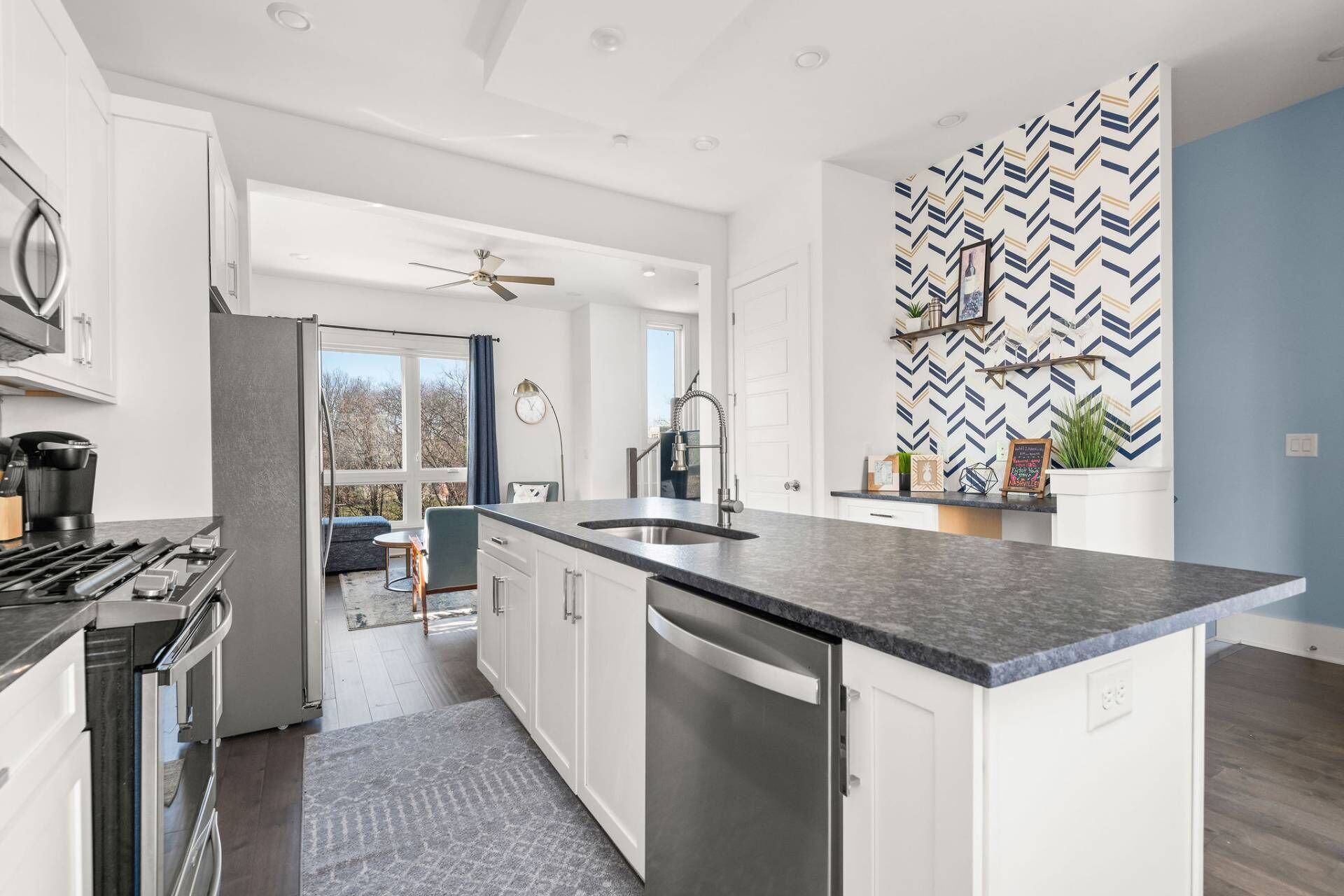 V814 ~ Super Clean Townhome w/ Garage Parking ~ 8 Min to Broadway / Downtown ~ Walk to Attractions