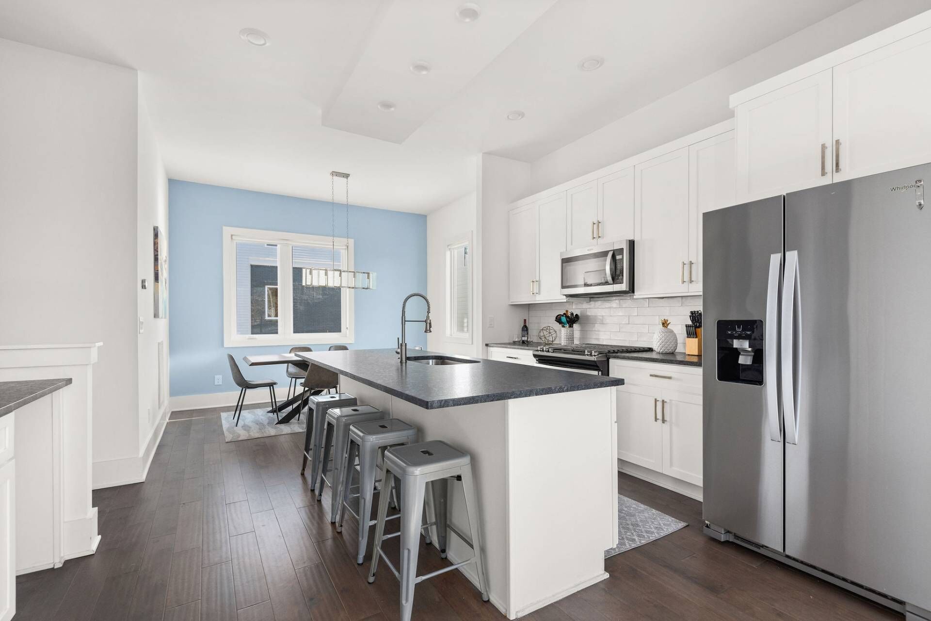 V814 ~ Super Clean Townhome w/ Garage Parking ~ 8 Min to Broadway / Downtown ~ Walk to Attractions