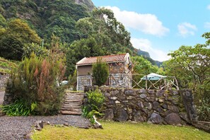 Property grounds - Vacation Chalet "The Perfect Cottage" with Mountain View & Wi-Fi (São Vicente)