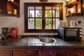 Fridge, oven, stovetop, coffee/tea maker - Vacation Chalet "The Perfect Cottage" with Mountain View & Wi-Fi (São Vicente)