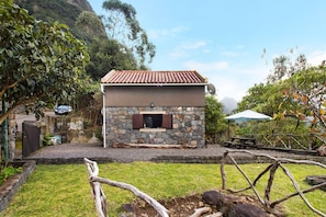 Property grounds - Vacation Chalet "The Perfect Cottage" with Mountain View & Wi-Fi (São Vicente)