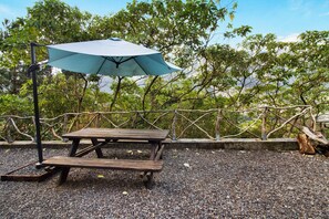 Outdoor dining - Vacation Chalet "The Perfect Cottage" with Mountain View & Wi-Fi (São Vicente)