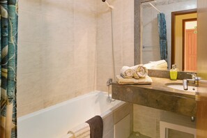 Bathtub, hair dryer, towels - Holiday Apartment Oliveira Atlantic View with Sea View, Wi-Fi & Balcony (Funchal)