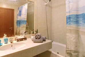 Badewanne, Haartrockner, Handtücher