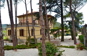 Exterior - La Dimora del Musicista Holiday Apartment: Mountain View, Wi-Fi, Garden (foligno)