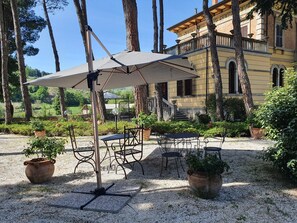 Outdoor dining - La Dimora del Musicista Holiday Apartment: Mountain View, Wi-Fi, Garden (foligno)