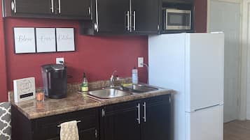 Geladeira, micro-ondas, cafeteira/chaleira, liquidificador