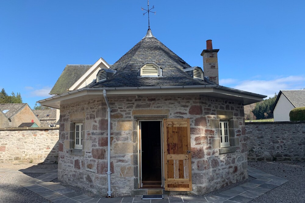 THE HEN HOUSE, pet friendly, luxury holiday cottage in Kiltarlity