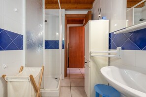 Douche, sèche-cheveux, serviettes fournies