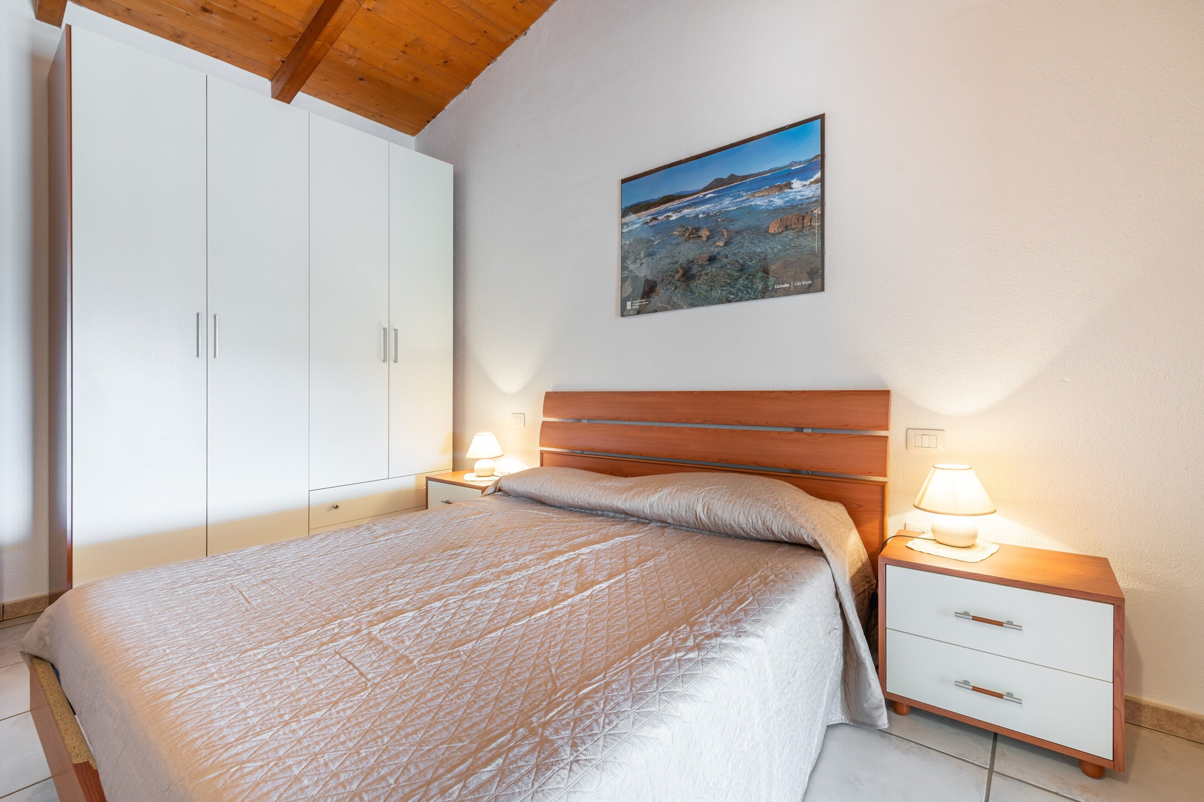 1 quarto, ferros/tábuas de passar roupa, roupa de cama