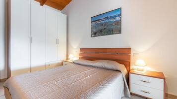 1 quarto, ferros/tábuas de passar roupa, roupa de cama