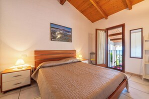 1 slaapkamer, een strijkplank/strijkijzer, beddengoed