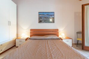 1 chambre, fer et planche à repasser, draps fournis