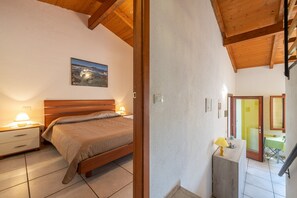 1 chambre, fer et planche à repasser, draps fournis