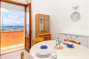 Dining - Apartment "Casa Spiaggia Molo 2" on Isola Rossa with Sea view & Balcony (Isola Rossa)